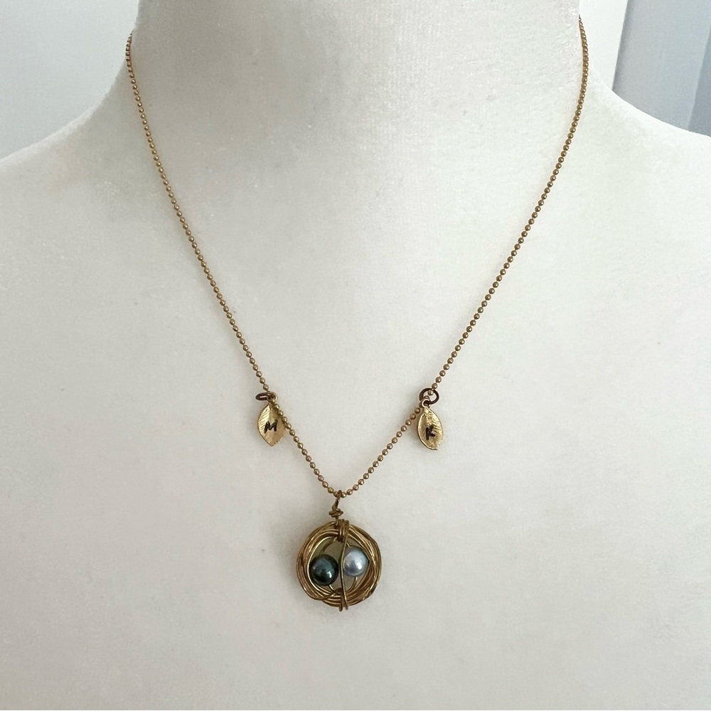 Gold tone bird’s nest pearl leaf pendant necklace